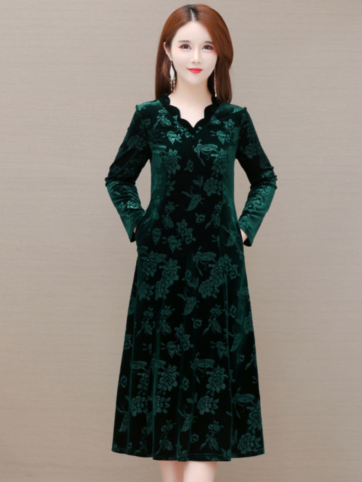 Elegantes Samtkleid mit V-Auss – Women Fashion Over The Years Bewertung und Preis