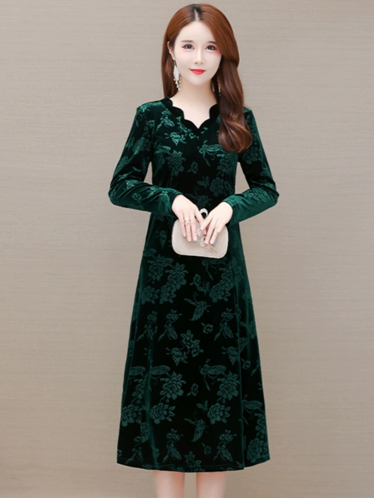 Elegantes Samtkleid mit V-Auss – Women Fashion Over The Years Bewertung und Preis